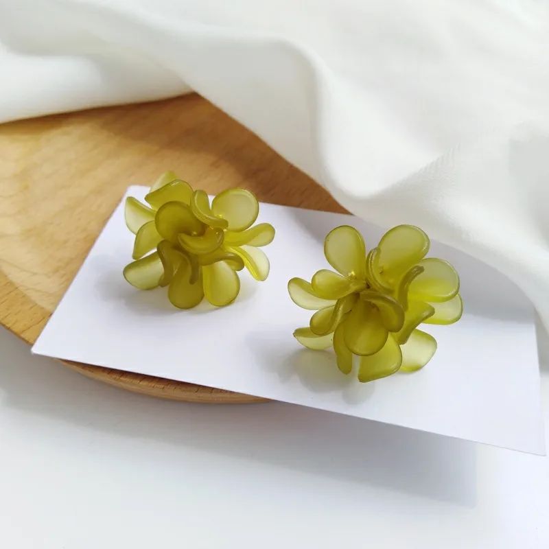 Simple Flower Shape Stud Earrings - Everyday Floral Accessory